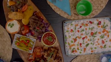 Patates kızartması, ketçap, mayonez sosu, lezzetli ızgara et, Rus salatası soğan, baharat ve maydanozla kaplanmış lezzetli köfteler.