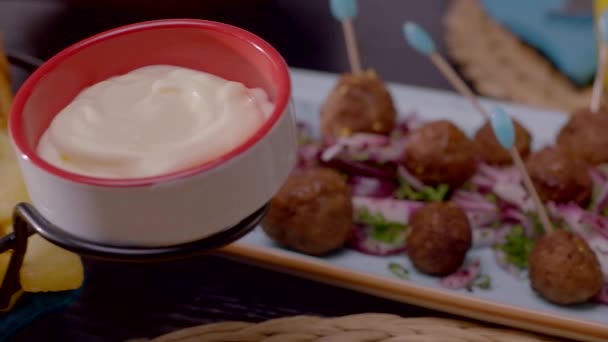 Mesa Jantar Com Batatas Fritas Ketchup Molhos Maionese Deliciosa Carne — Vídeo de Stock