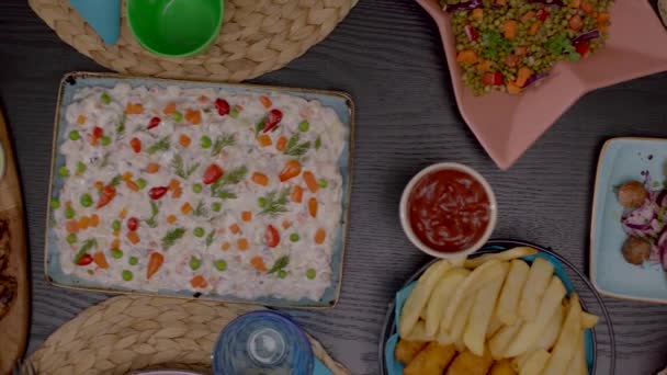 Mesa Jantar Com Batatas Fritas Ketchup Molhos Maionese Deliciosa Carne — Vídeo de Stock