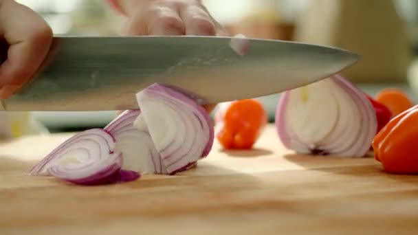 Ręce Rąbiące Fioletową Cebulę Desce Krojenia Rzuca Nożem — Wideo stockowe