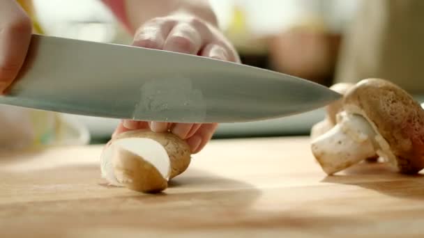 Kesme Tahtasının Üzerinde Taze Mantar Doğrayan Eller Sonra Bıçakla Mantarları — Stok video