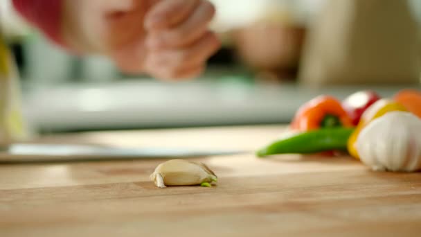 Hands Pressing Garlic Peeling Close — Stock Video