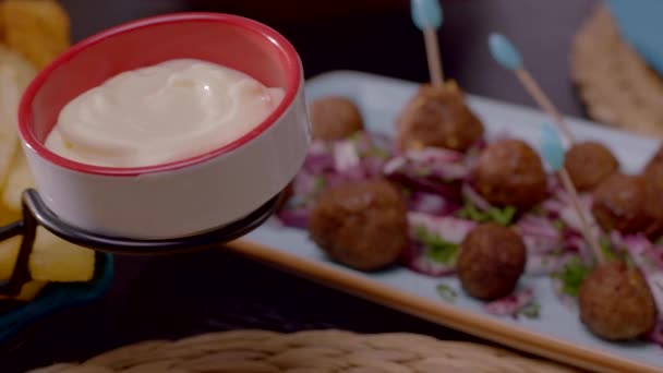 Middagsbord Med Pommes Frites Och Ketchup Majonsåser Läckert Grillat Kött — Stockvideo