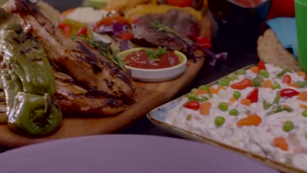 Mesa Cena Con Papas Fritas Ketchup Salsas Mayonesa Deliciosa Carne — Vídeo de stock