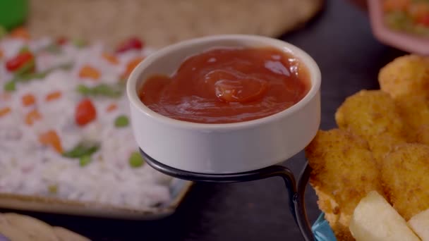 Mesa Cena Con Papas Fritas Ketchup Salsas Mayonesa Deliciosa Carne — Vídeo de stock