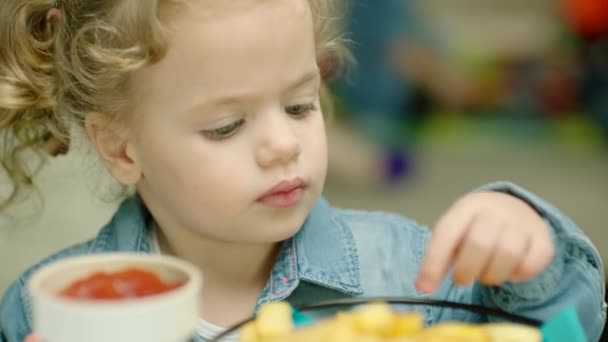 Küçük Tatlı Sarışın Kız Parmaklarıyla Patates Kızartması Yiyor Ketçabın Içine — Stok video