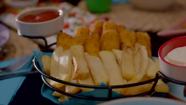 Mesa Jantar Com Batatas Fritas Ketchup Molhos Maionese Deliciosa Carne — Vídeo de Stock