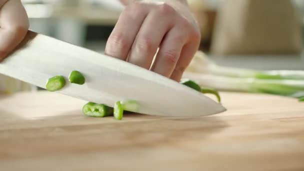 手在切菜板上切青椒 然后用刀扔辣椒 快一点 — 图库视频影像