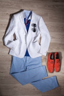 Erkek aksesuarları Erkek ayakkabıları, papyonlar, kravatlar, kemer, mücevher, cüzdan ve kış dekorunda hediye paketleri.