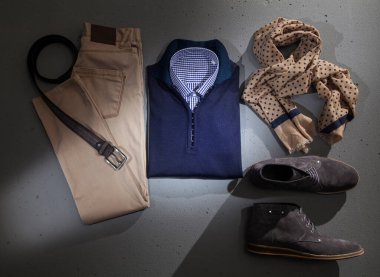 Erkek aksesuarları Erkek ayakkabıları, papyonlar, kravatlar, kemer, mücevher, cüzdan ve kış dekorunda hediye paketleri.