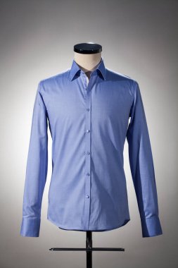 Erkek aksesuarları Erkek ayakkabıları, papyonlar, kravatlar, kemer, mücevher, cüzdan ve kış dekorunda hediye paketleri.