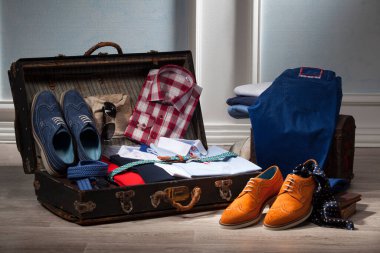 Erkek aksesuarları Erkek ayakkabıları, papyonlar, kravatlar, kemer, mücevher, cüzdan ve kış dekorunda hediye paketleri.