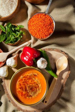 Erkek aksesuarları Erkek ayakkabıları, papyonlar, kravatlar, kemer, mücevher, cüzdan ve kış dekorunda hediye paketleri.