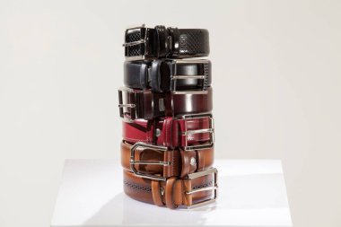 Erkek aksesuarları Erkek ayakkabıları, papyonlar, kravatlar, kemer, mücevher, cüzdan ve kış dekorunda hediye paketleri.