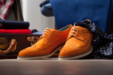 Erkek aksesuarları Erkek ayakkabıları, papyonlar, kravatlar, kemer, mücevher, cüzdan ve kış dekorunda hediye paketleri.