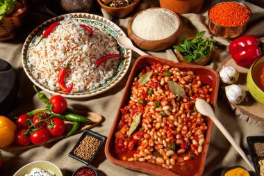 Erkek aksesuarları Erkek ayakkabıları, papyonlar, kravatlar, kemer, mücevher, cüzdan ve kış dekorunda hediye paketleri.