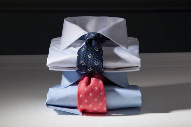 Erkek aksesuarları Erkek ayakkabıları, papyonlar, kravatlar, kemer, mücevher, cüzdan ve kış dekorunda hediye paketleri.