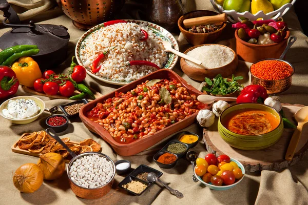 Erkek aksesuarları Erkek ayakkabıları, papyonlar, kravatlar, kemer, mücevher, cüzdan ve kış dekorunda hediye paketleri.