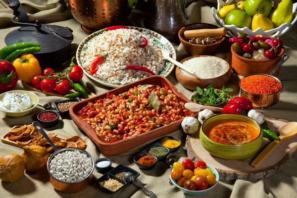Erkek aksesuarları Erkek ayakkabıları, papyonlar, kravatlar, kemer, mücevher, cüzdan ve kış dekorunda hediye paketleri.