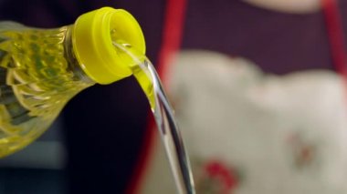 Akşam yemeği hazırlıyorum. Mutfak ocağı gazını açan kadın, ocakta külçelerle pilav pişiren kadın. Küçük kızın annesi yemeği hazırlıyor. Küçük çocuk yemek masasında pilav yiyor..