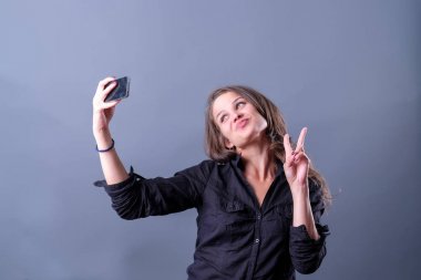 Bir gülücük ver, duygu,