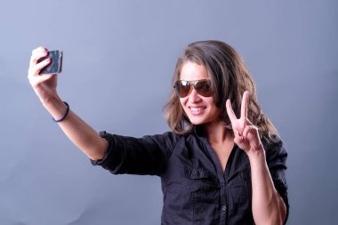 Bir gülücük ver, duygu,