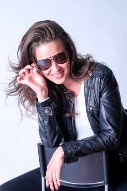 Bir gülücük ver, duygu,