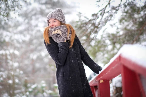 Hermosa Chica Invierno Nieve Sol Juega — Foto de Stock