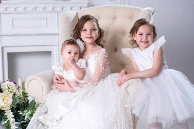 İç güzellikteki üç kız çocuğu gülüyor.