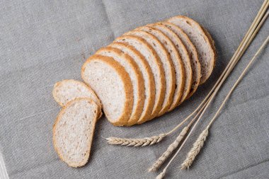 taze ekmek; yumuşak ekmek; dilimlenmiş ekmek; kulaklar