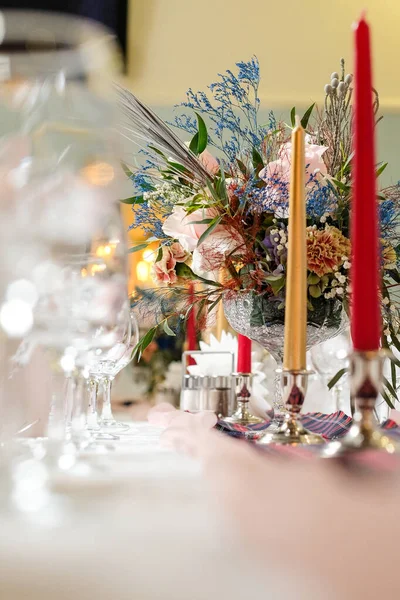 結婚式の装飾室内宴会場花束 — ストック写真