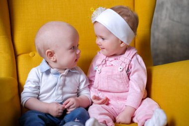 Güzel küçük oğlan bebekler ve kızlar arkadaştır.