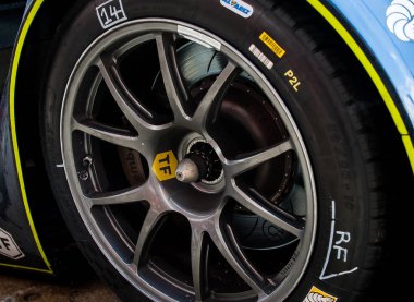 Yarış araba lastikleri