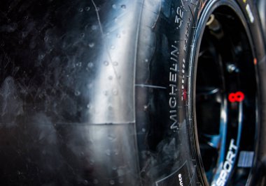 Yarış araba lastikleri