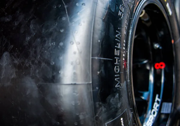 경주 자동차 타이어 — 스톡 사진