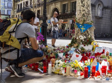 İnsanlar terörist saldırı kurbanları için Barcelona ödeme haraç olarak.