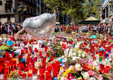 İnsanlar terörist saldırı kurbanları için Barcelona ödeme haraç olarak.