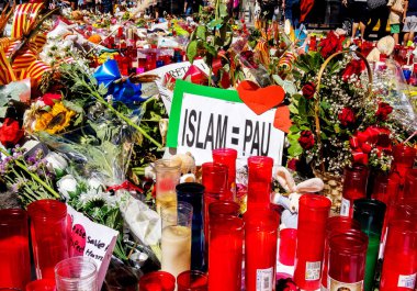 İnsanlar terörist saldırı kurbanları için Barcelona ödeme haraç olarak.