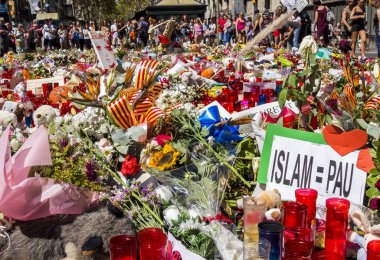 İnsanlar terörist saldırı kurbanları için Barcelona ödeme haraç olarak.