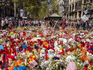 İnsanlar terörist saldırı kurbanları için Barcelona ödeme haraç olarak.