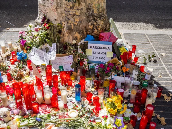 İnsanlar terörist saldırı kurbanları için Barcelona ödeme haraç olarak.