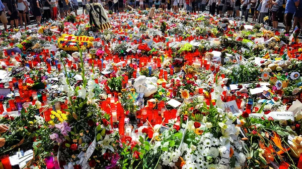 İnsanlar terörist saldırı kurbanları için Barcelona ödeme haraç olarak.