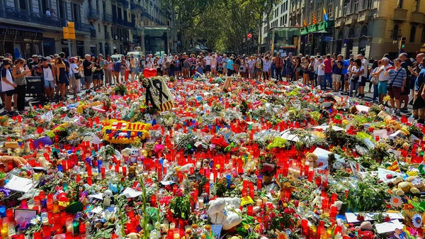 İnsanlar terörist saldırı kurbanları için Barcelona ödeme haraç olarak.