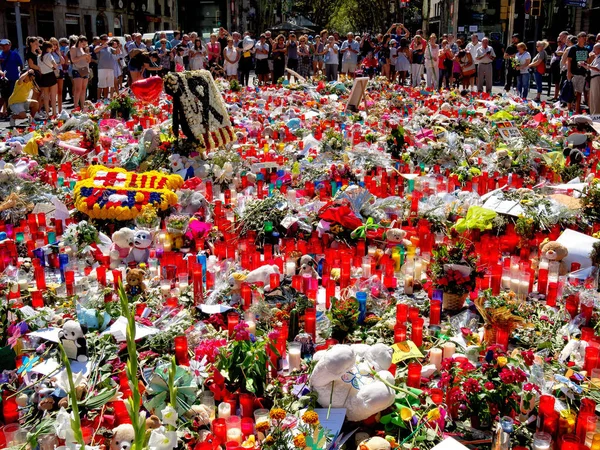 İnsanlar terörist saldırı kurbanları için Barcelona ödeme haraç olarak.