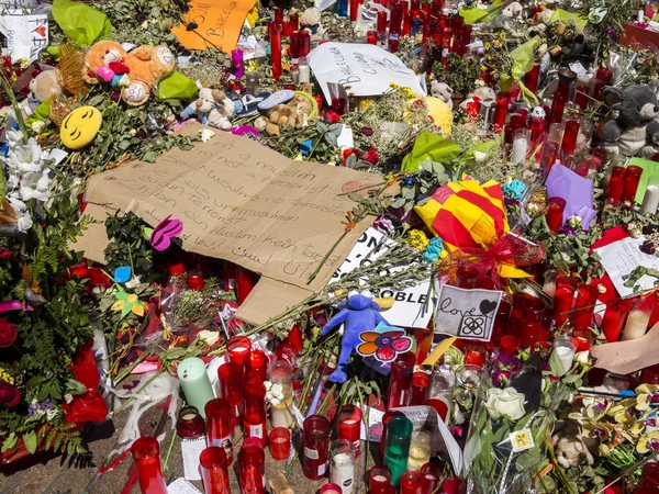 İnsanlar terörist saldırı kurbanları için Barcelona ödeme haraç olarak.