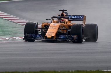 Barcelona, İspanya - 1 Mart 2018: Stoffel Vandoorne formül bir Test gün Barselona Catalunya pistinde sırasında.