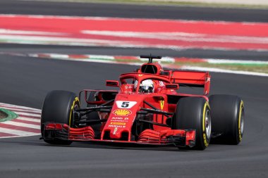 Barcelona, İspanya - 1 Mart 2018: Sebastian Vettel Formula bir Test gün Barselona Catalunya pistinde sırasında.