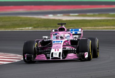 Barcelona, İspanya - 1 Mart 2018: Sergio Perez formül bir Test gün Barselona Catalunya pistinde sırasında.