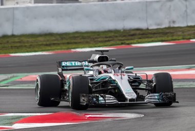 Barcelona, İspanya - 1 Mart 2018: Lewis Hamilton formül bir Test gün Barselona Catalunya pistinde sırasında.