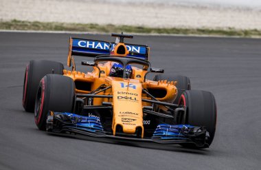 Barcelona, İspanya - 1 Mart 2018: Fernando Alonso formül bir Test gün Barselona Catalunya pistinde sırasında.